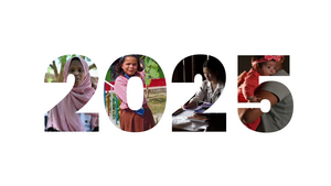 Auf weißem Hintergrund steht die Jahreszahl 2025. Die Zahl besteht aus vielen kleinen Fotos von Kindern verschiedenen Alters.
