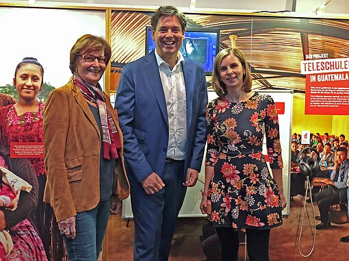 Eröffneten „Mission 2030“ im Stadtmuseum Ingolstadt: Christa Stewens, Bayerische Staatsministerin a. D. und Plan-Botschafterin, Prof. Dr. René Schmidpeter, Club of Rome, und Maria Eppelsheimer, Leiterin Wissenschaftliche Stadtbibliothek (v. l.) Zwei Frauen und ein Mann stehen aufgereiht zum Foto vor einer Ausstellungswand