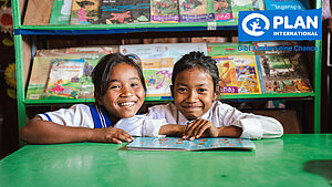 Sokha und ihre Freundin lernen gerne.