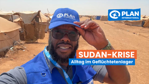 Ein Mitarbeiter von Plan International steht in einem Geflüchtetenlager mit Zelten im Hintergrund und trägt eine blaue Kappe mit Plan-Logo. Im Bild steht der Text: „SUDAN-KRISE – Alltag im Geflüchtetenlager“. Ebenfalls sichtbar ist das Plan-International-Logo.