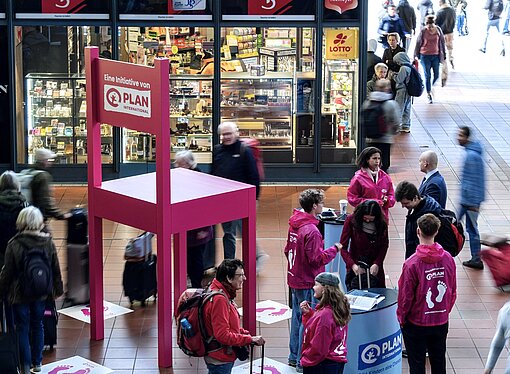 Viele Passant:innen wollten von Plan wissen, was es mit dem pinken Stuhl am Hamburger Hauptbahnhof auf sich hat Riesiger pinker Stuhl in der Wandelhalle des Hamburger Hauptbahnhofs