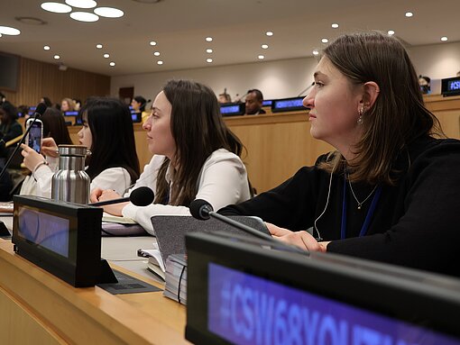 Jugendliche sitzen im Versammlungsraum der UN