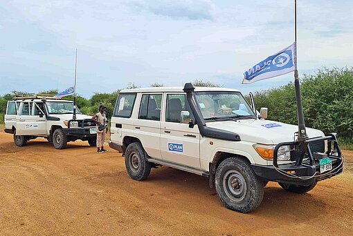 Zwei Geländewagen von Plan International Südsudan