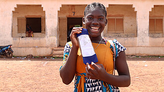 Binden für Schülerinnen in Ghana