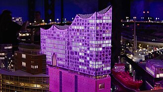 Die Elbphilharmonie im Miniatur-Wunderland ist pink erleuchtet.