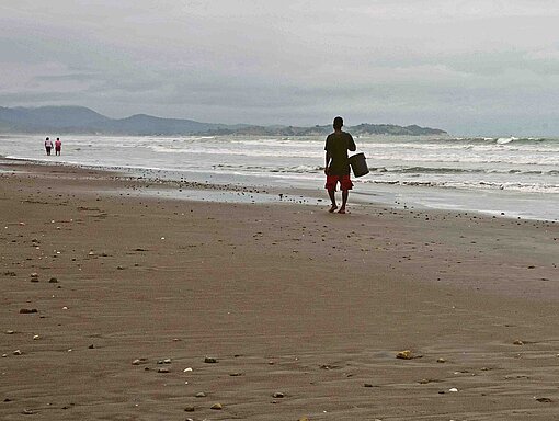 Ein Sandstrand am Meer