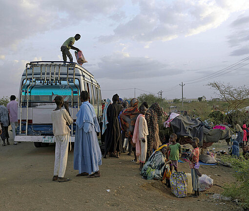 Ein Bus bringt geflüchtete Menschen aus Sudan