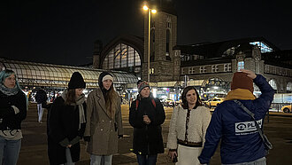 Eine Gruppe Frauen steht auf dem Bahnhofsvorplatz in Hamburg