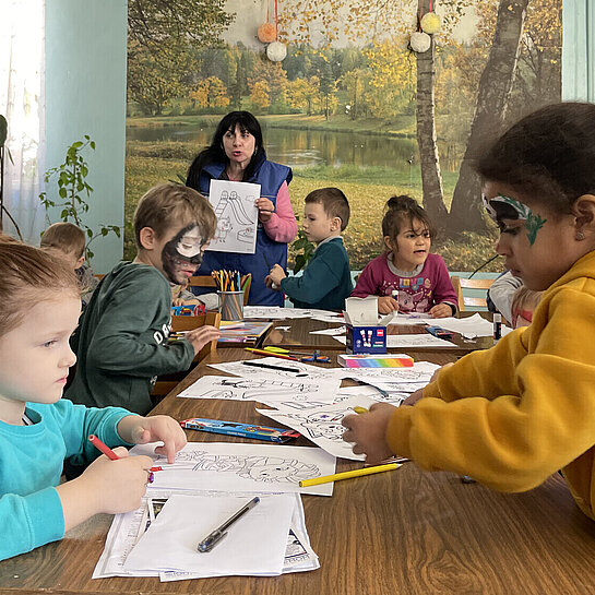 Geflüchtete Kinder malen gemeinsam