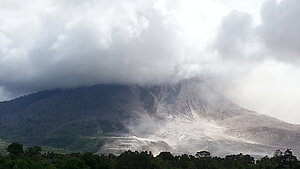 Rauchwolke über Vulkan in Indonesien