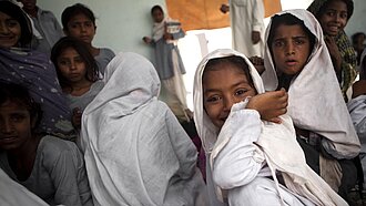 Etwa die Hälfte der Flüchtlinge in Pakisten sind Kinder. © Plan / Luca Tommasini