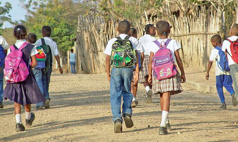 Kinder in Kolumbien auf dem Schulweg