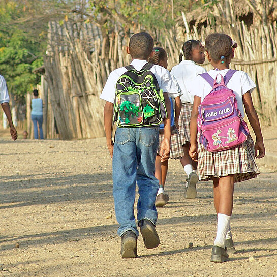 Kinder in Kolumbien auf dem Schulweg