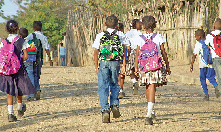 Kinder in Kolumbien auf dem Schulweg