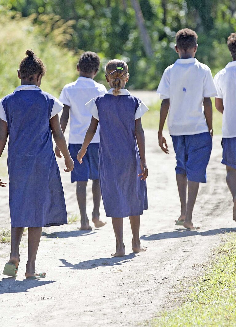 Mädchen auf dem Schulweg auf den Salomon-Inseln