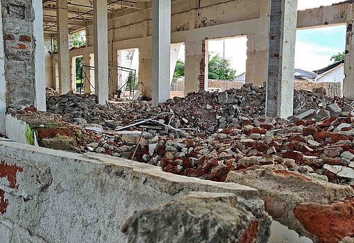 Ein zertrümmertes Gebäude in Südsudan