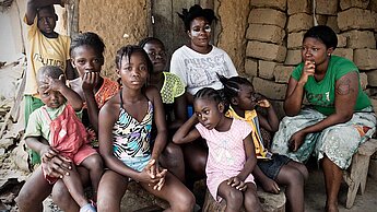 Kaum eine Familie, die von Ebola nicht betroffen ist. Oft werden Ebola-Waisen in ihren Gemeinden stigmatisiert.