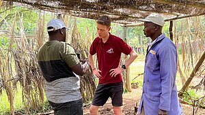 Philipp Pflieger bei seinem Projekt "Moyo Coffee" auf Edwards Farm in Kenia.