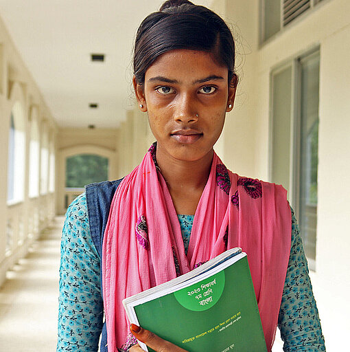 Eine junge Fraue mit Schulbuch