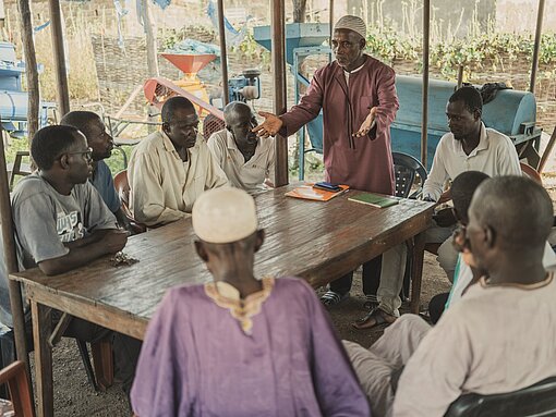 Bamba spricht im Väterclub über die Gefahren von FGM/C