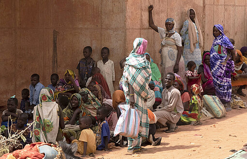 Aus dem Sudan kommende Geflüchtete im Transitzentrum