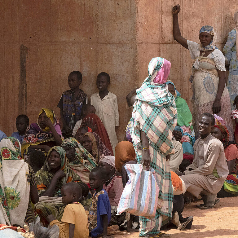 Aus dem Sudan kommende Geflüchtete im Transitzentrum