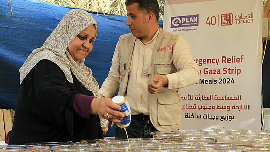 Der Plan-Partner Taawon bereitet warme Mahlzeiten für die Menschen in Gaza zu. © Taawon Welfare Association