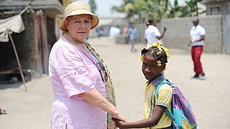 Marie-Luise Marjan Hand in Hand mit ihrem Patenkind, der 7-jährigen Alexis.©Plan