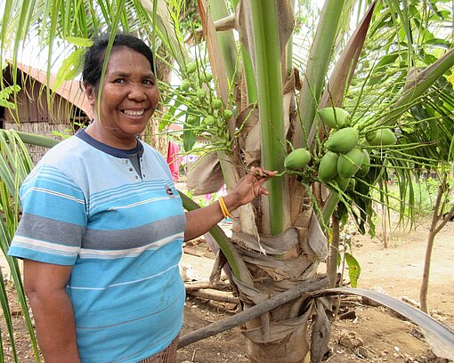 Ursula zeigt voller Stolz ihre selbst angebauten Mangos