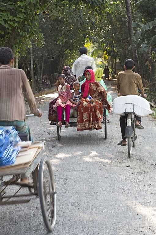 Fahrräder und Rikschas in Bangladesch