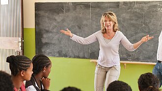 Marion Kracht in Grundschulklasse in Lalibela