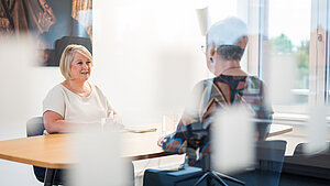 Ansprechpartnerin Nachlässe im Gespräch mit einer Unterstützerin