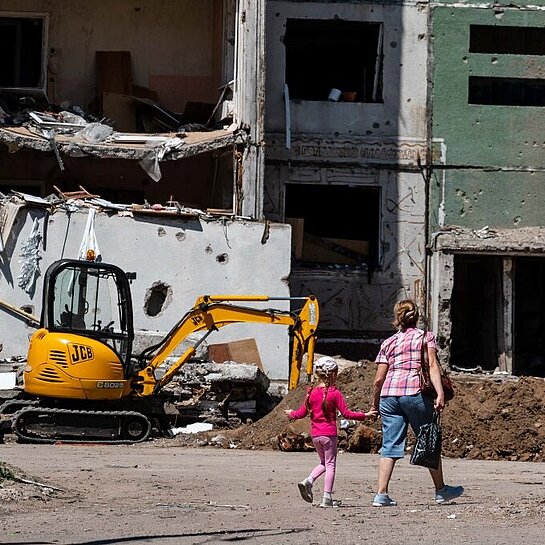 Ein zerstörter Häuserblock in Chernihiv