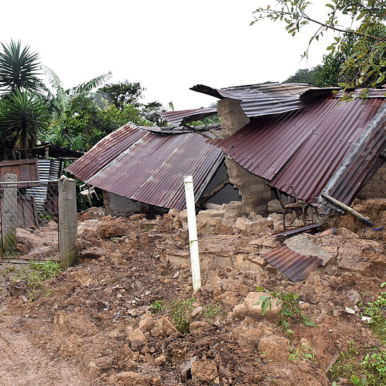 Ein zerstörtes Haus in einer ländlichen Gegend von Honduras