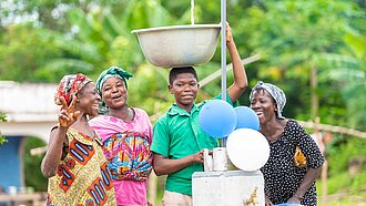 Lachende Frauen und Mann in Ghana