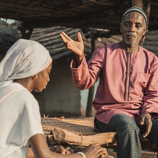 Bamba spricht mit seiner Tochter Fatou