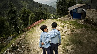 Nicht nur zerstörten Schulen, sondern auch Verletzungen der Rechte von Kindern durch Kinderheirat, Kinderhandel oder Gewalt gegen Mädchen und Jungen stellen eine große Herausforderung dar. ©Gurufoto/Plan