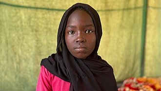 Fatima sitzt in ihrem Zelt in Port Sudan Fatima sitzt in ihrem Zelt in Port Sudan