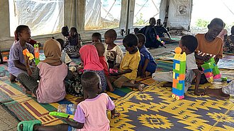 Kinder spielen in einem kinderfreundlichen Raum in Kurmuk, Äthiopien.