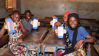 Binden für Bildung Junge Frauen zeigen ihre wiederverwendbaren Binden, die sie in einem Workshop hergestellt haben.