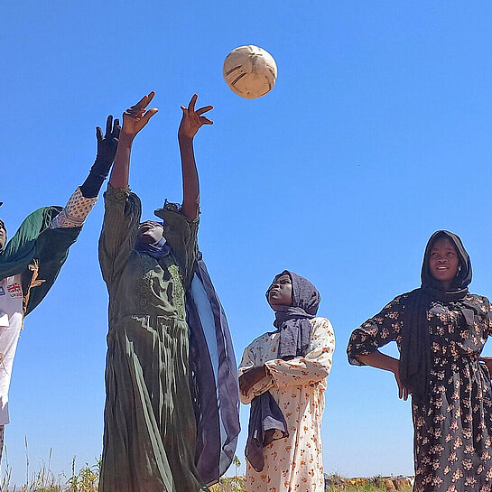 Mädchen aus Sudan spielen Volleyball