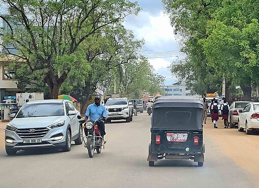 Autos fahren durch eine Stadt