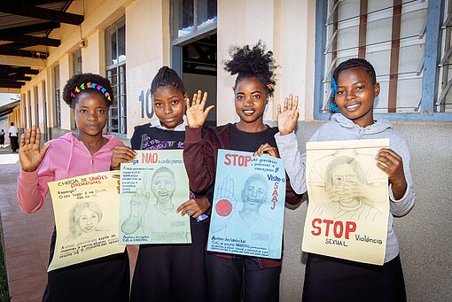 Vier junge Frauen mit Plakaten