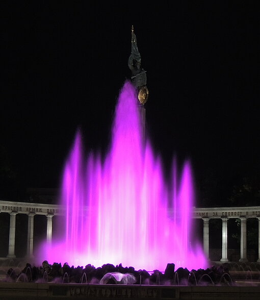 pink erleuchteter Springbrunnen