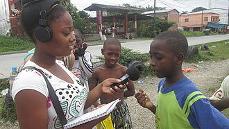 Durch die Radiosendungen können die Mädchen und Jungen ihre Meinung äußern. © Plan