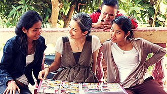 Besuch in Kamboscha: Marina Kem (Mitte) auf der Spurensuche zu ihrem Vater. © STERNTAUCHER Filmproduktion