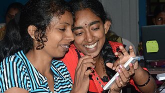 In Sri Lanka lernen Mädchen und Frauen den Umgang mit modernen Technologien, um ihre Rechte besser wahrnehmen zu können. © Plan International