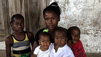 Fünf Kinder in Liberia, die durch Ebola ihre Eltern verloren haben. Die Verantwortung trägt nun die ältere Schwester.