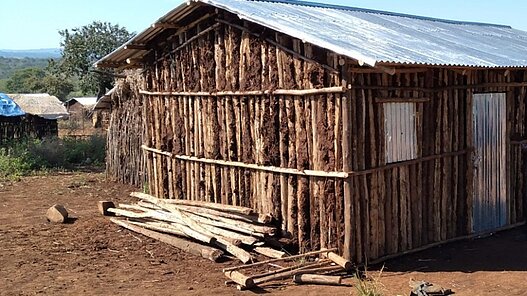 Eine Unterkunft in Ura im Ausbau. Über das Holzgerüst wird noch eine Lehmschicht aufgetragen..