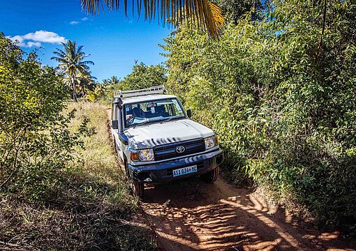 Ein Jeep rollt über sandige Wege